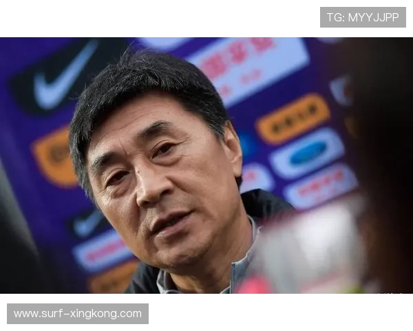 因被批评态度不佳而饱受争议的男足球星经历过怎样的风波与反思