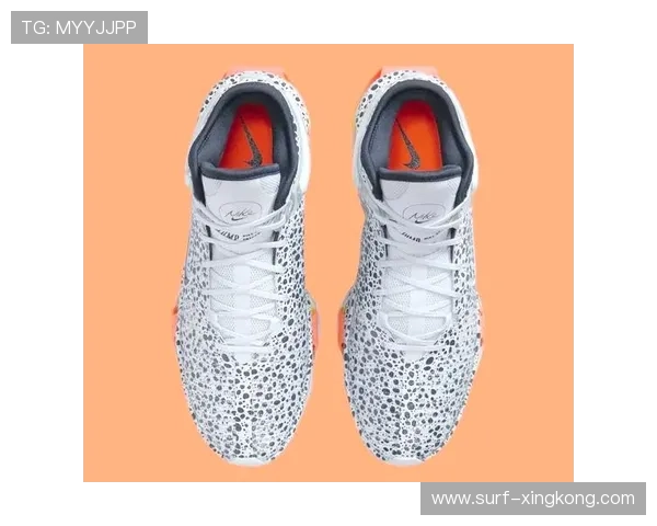 球星上脚高帮足球鞋引领潮流 时尚与性能完美融合