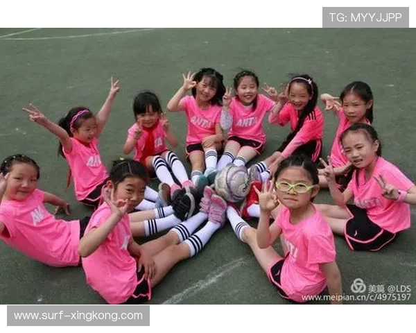 粉色足球星闪耀绿茵场带来浪漫与激情点亮青春梦想