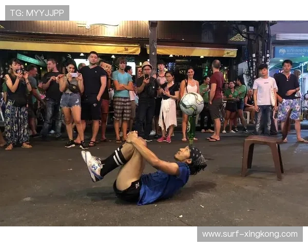 足球巨星惊喜亮相街头引发路人热烈欢呼互动场面温馨